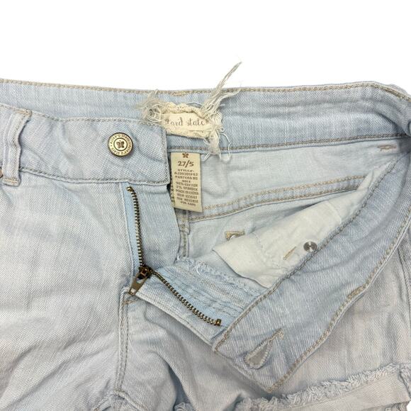 Altar’d State Women's Shorts 27/5 (29x2) Light Wash Frayed Legs Distressed - Picture 3 of 9
